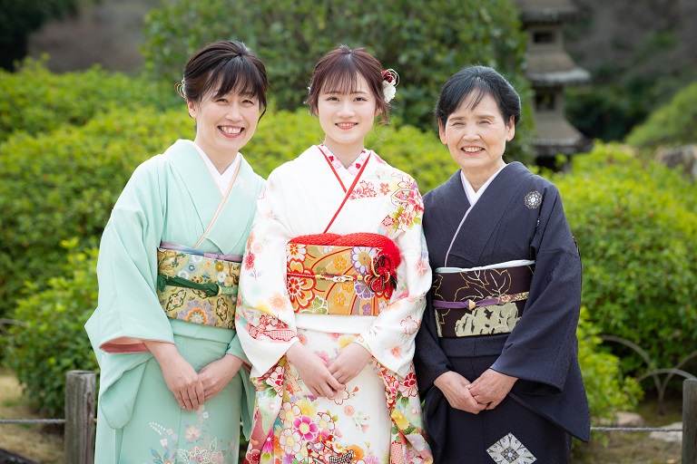白い振袖のお嬢様、黒い着物のおばあ様、薄緑の着物を着たお母様