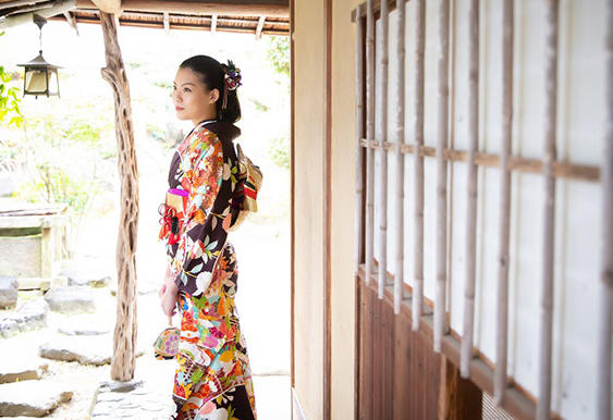 画像：津山市の観光地で撮影する振袖を着た女性1