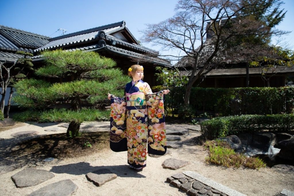 日本庭園での美しい振袖姿