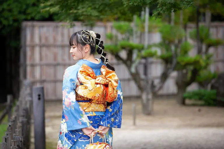 ヘアメイクをして振袖を着る