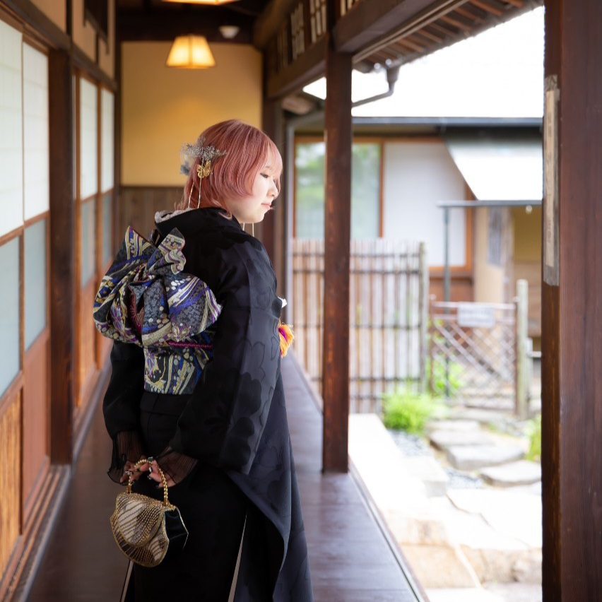 振袖を着たショートヘアの女性