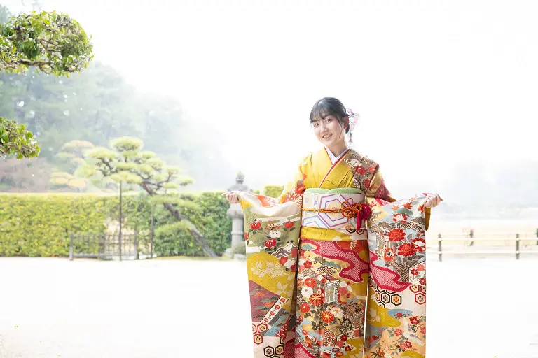 黄色い華やかな振袖で写真撮影