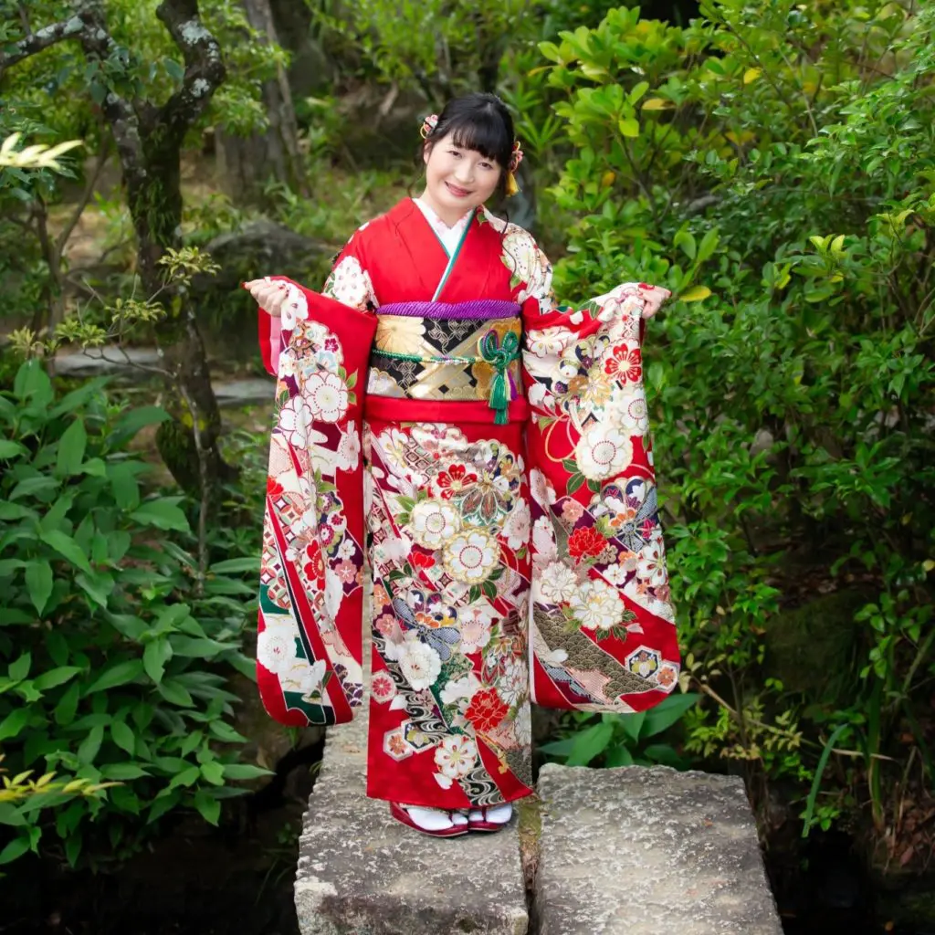 赤の華やかな振袖を着た女性