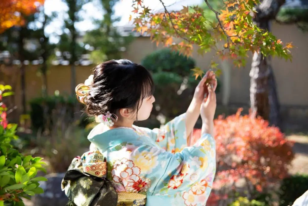 振袖を着て秋を感じさせる紅葉と一緒に撮影