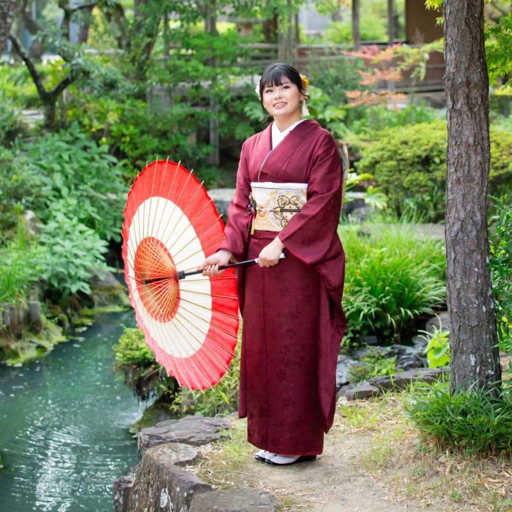 赤のシンプルな振袖を着た女性