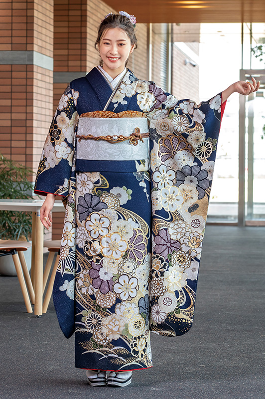 クールで大人っぽい「寒色系カラー」の古典柄振袖