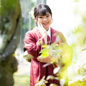 赤色の振袖を着た女性