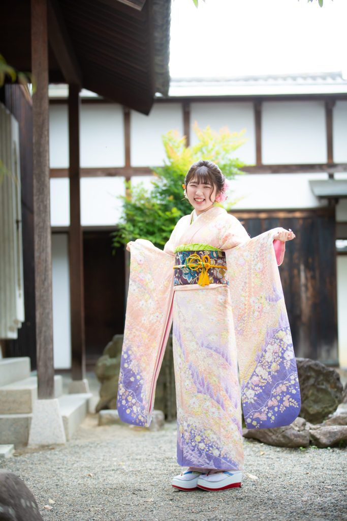 ピンク色の振袖を着た女性