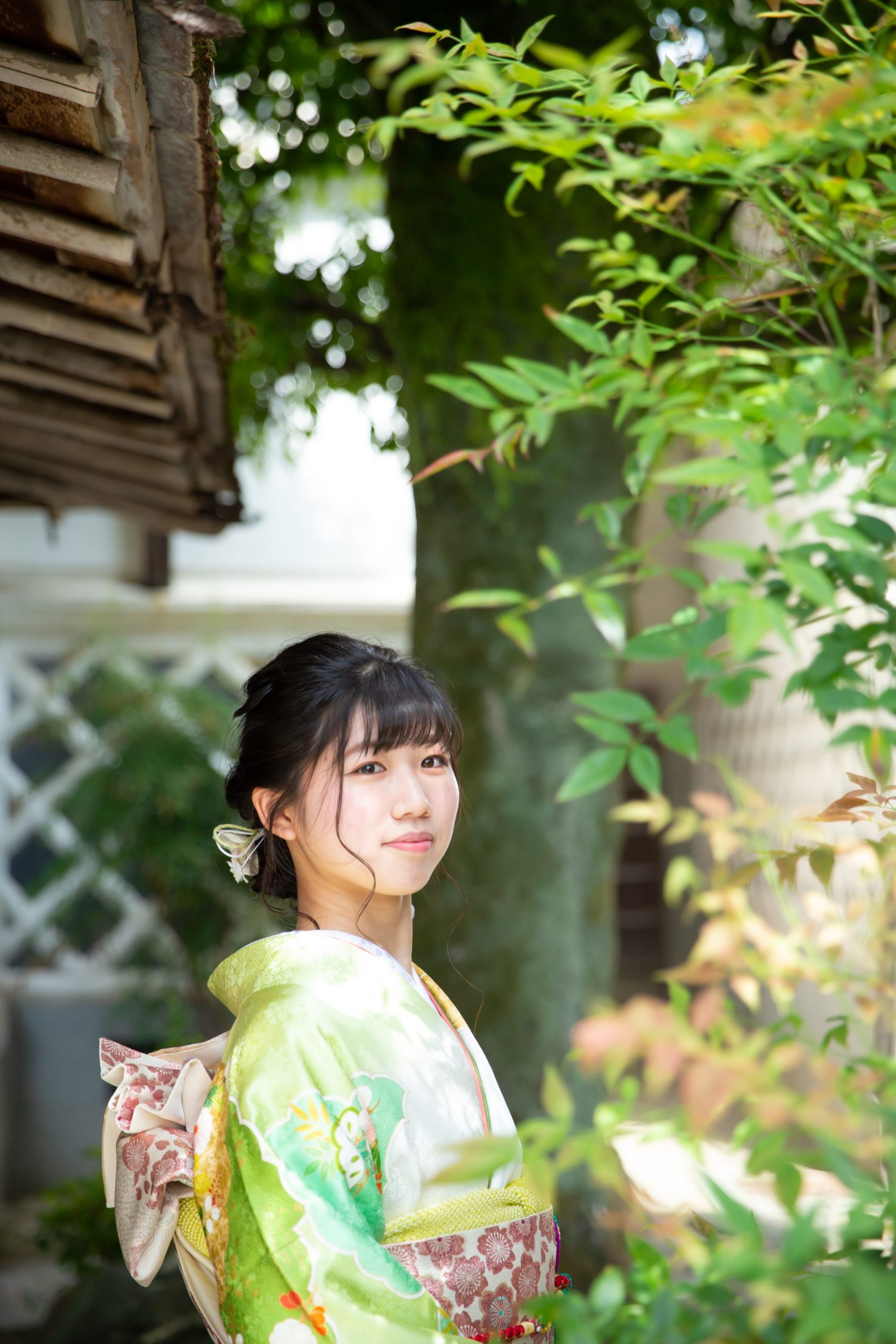 黄緑色の振袖を着た若い女