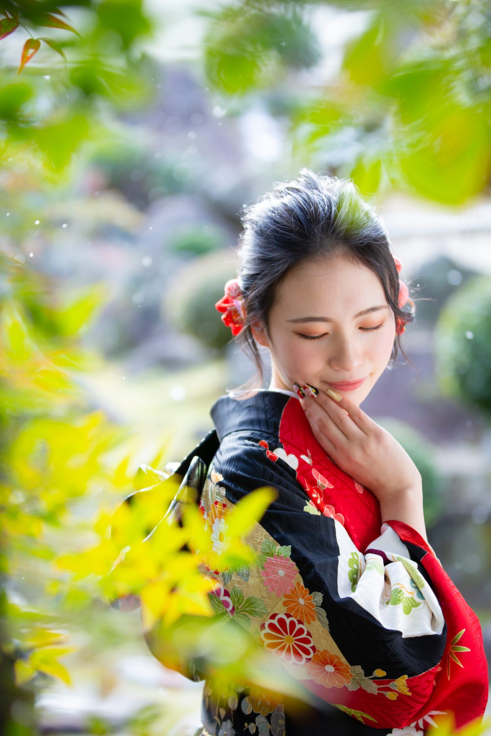 頬に手をそえる振袖姿の女性