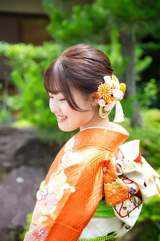 オレンジの振袖を着た女性