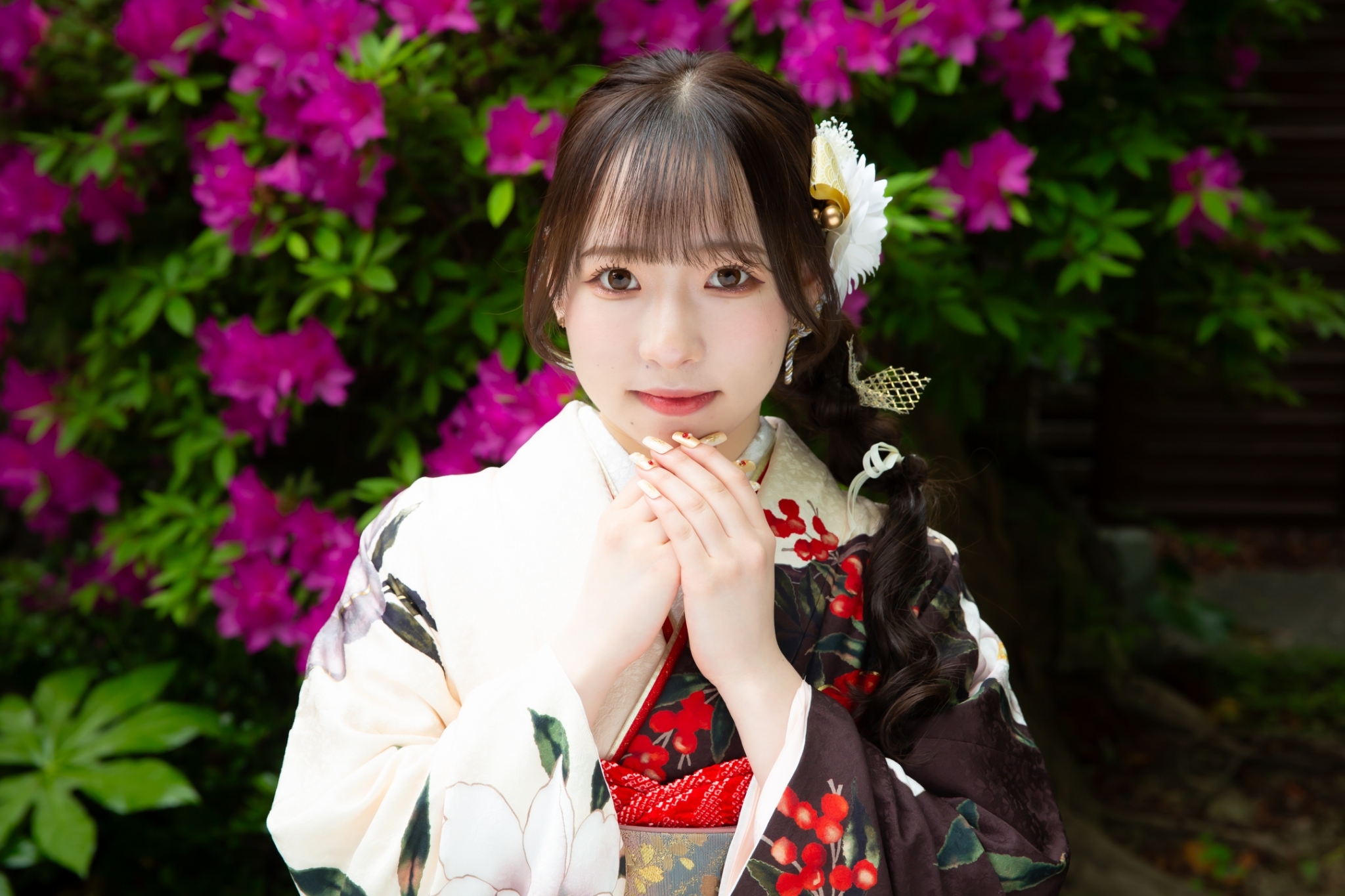 かわいいポーズで振袖を着た女性