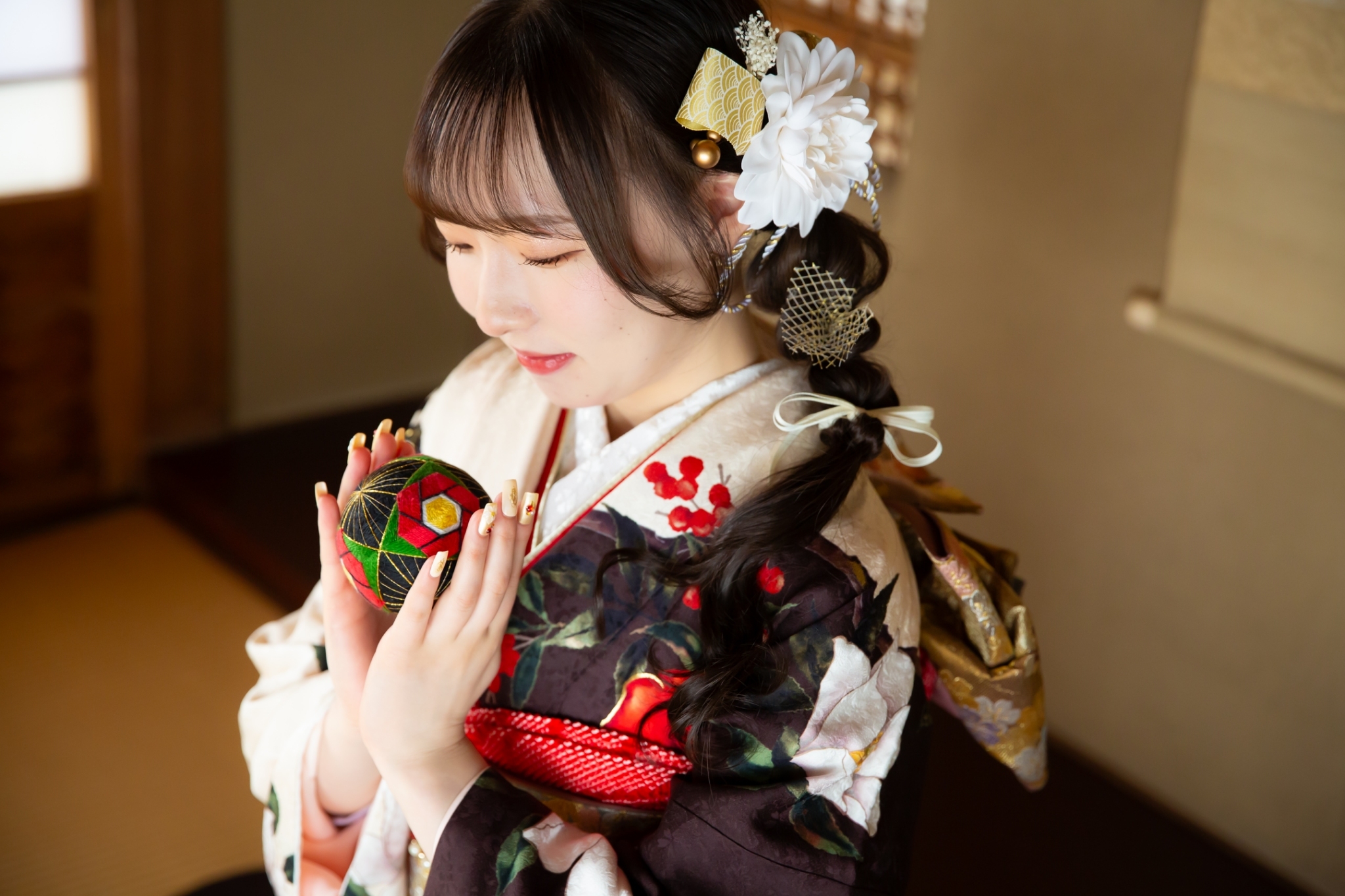 振袖姿で毬を持つ女性