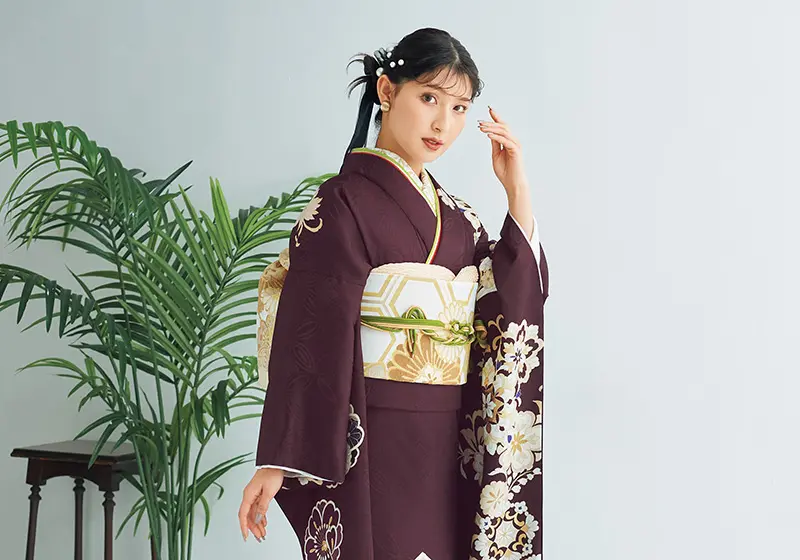 紫色のレトロ柄の振袖の女性