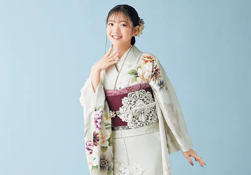 淡い色の振袖を着た女性
