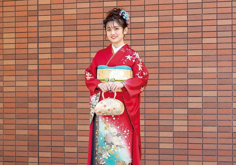 お母さんの振袖(ママ振袖)をお召しになるお嬢様