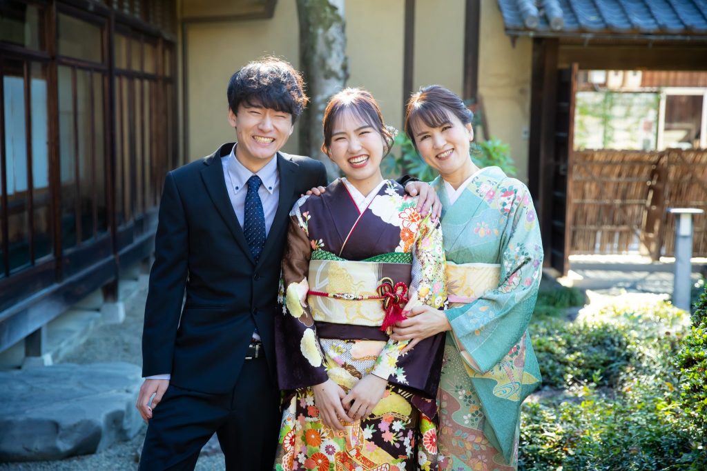 振袖を着た娘と父母
