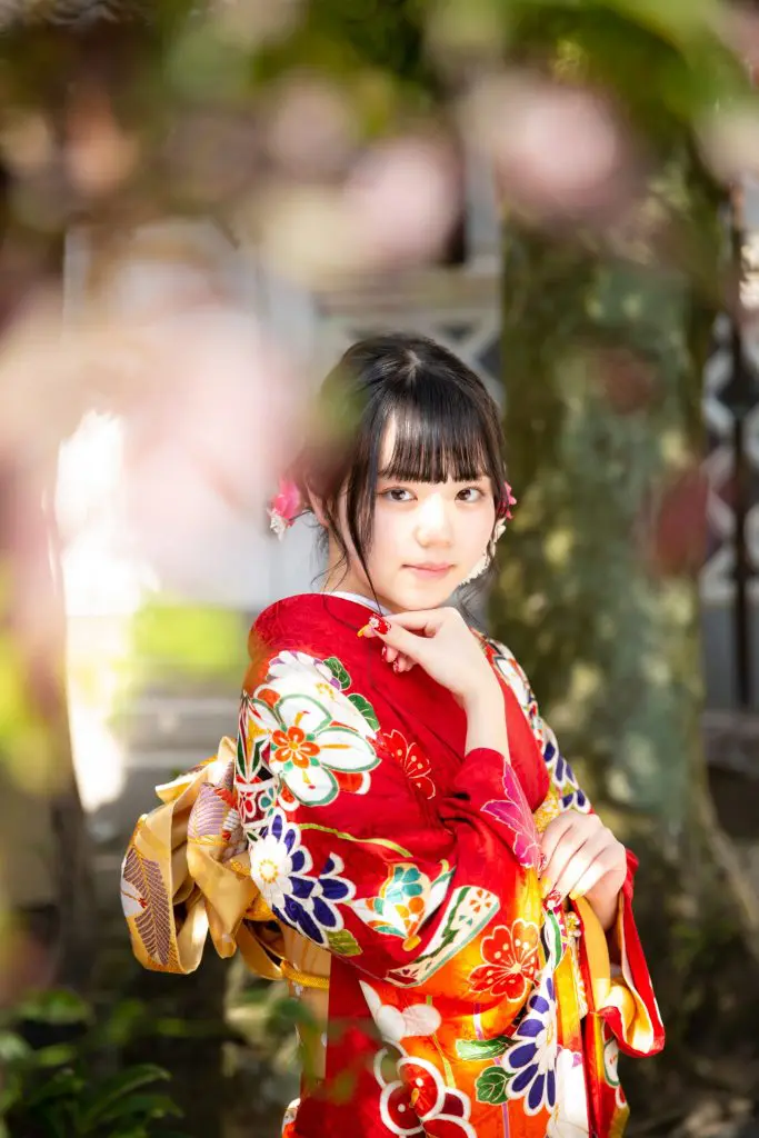 赤い振袖を着た女性