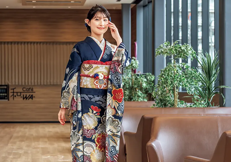 紺色の振袖を着た女性
