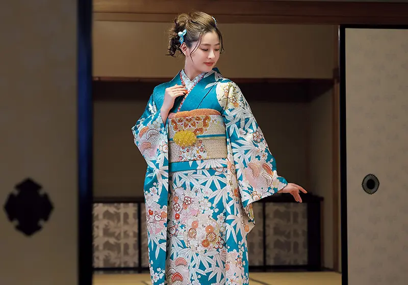 水色の振袖を着た女性
