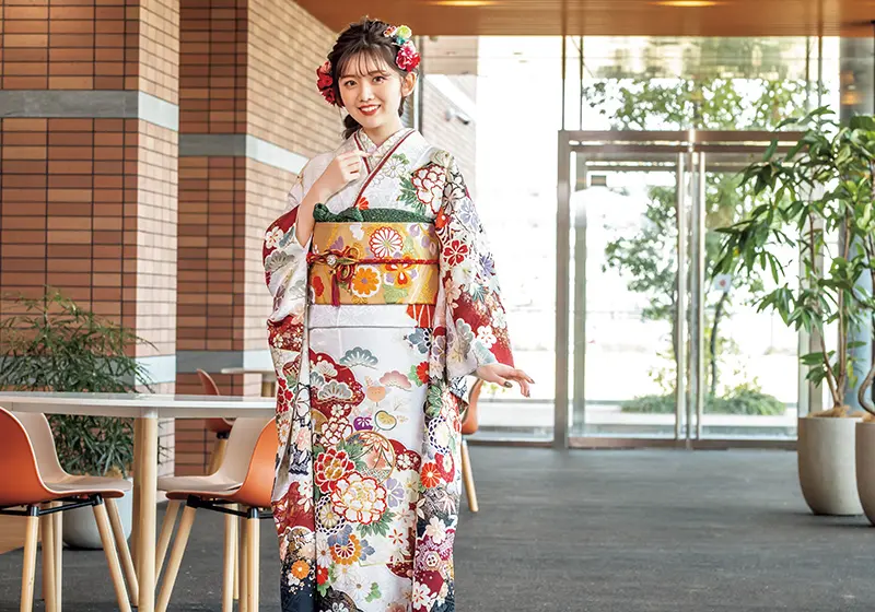 白色の振袖を着た女性