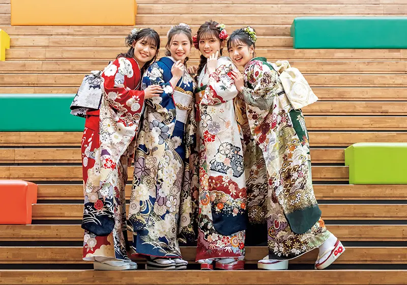 色とりどりの振袖を着た女性達