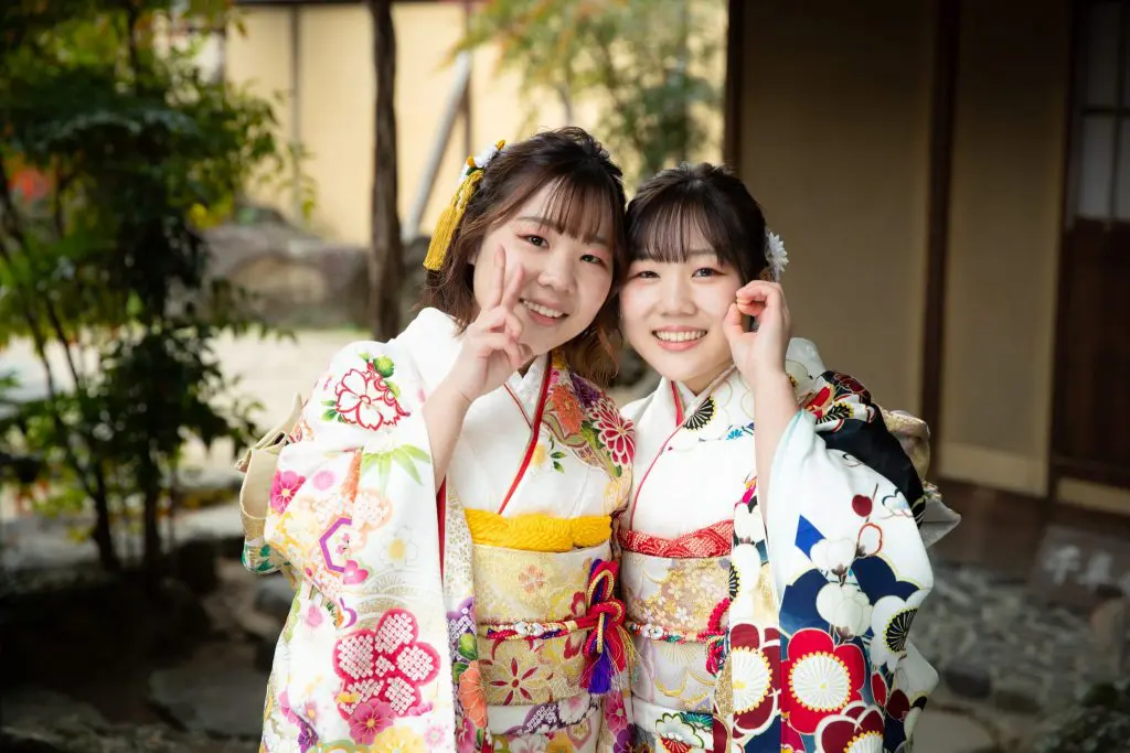 振袖姿で並ぶ姉妹