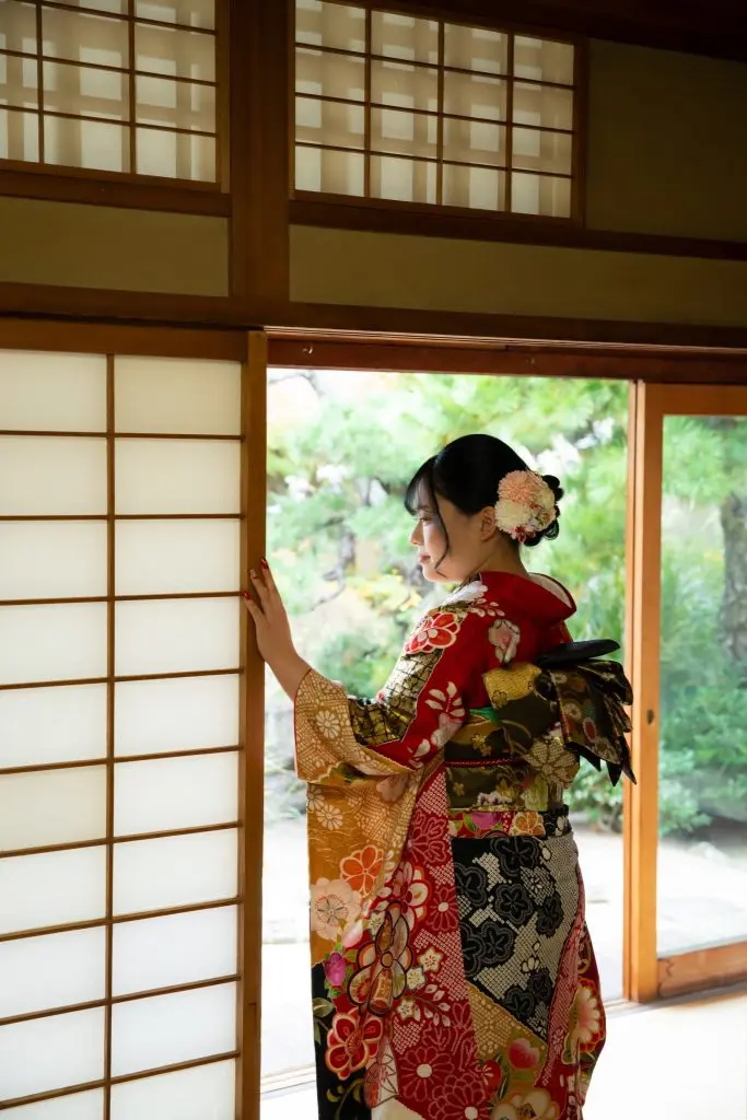 赤い振袖を着た女性