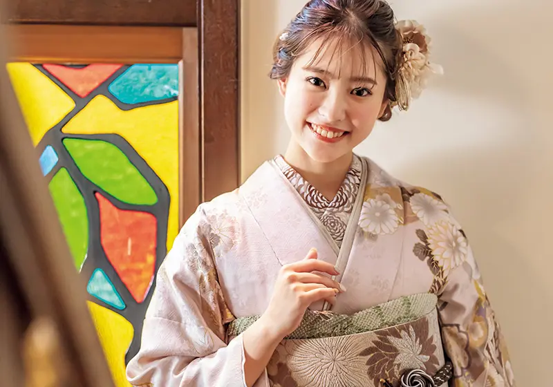ピンク色の振袖を着た女性