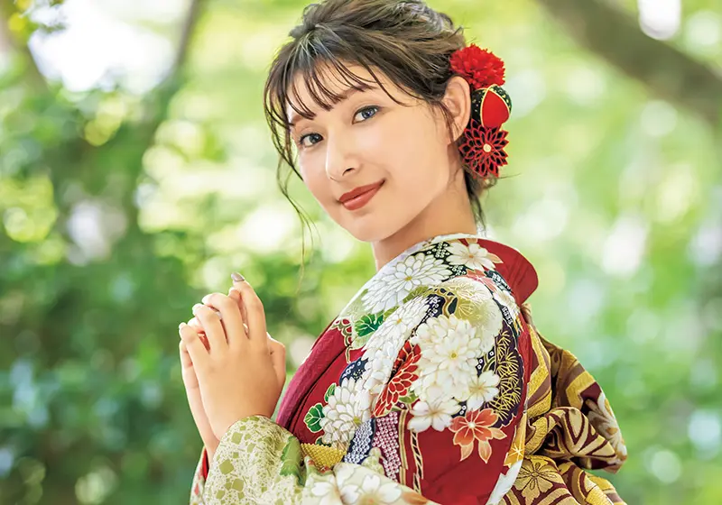 赤い振袖を着た女性