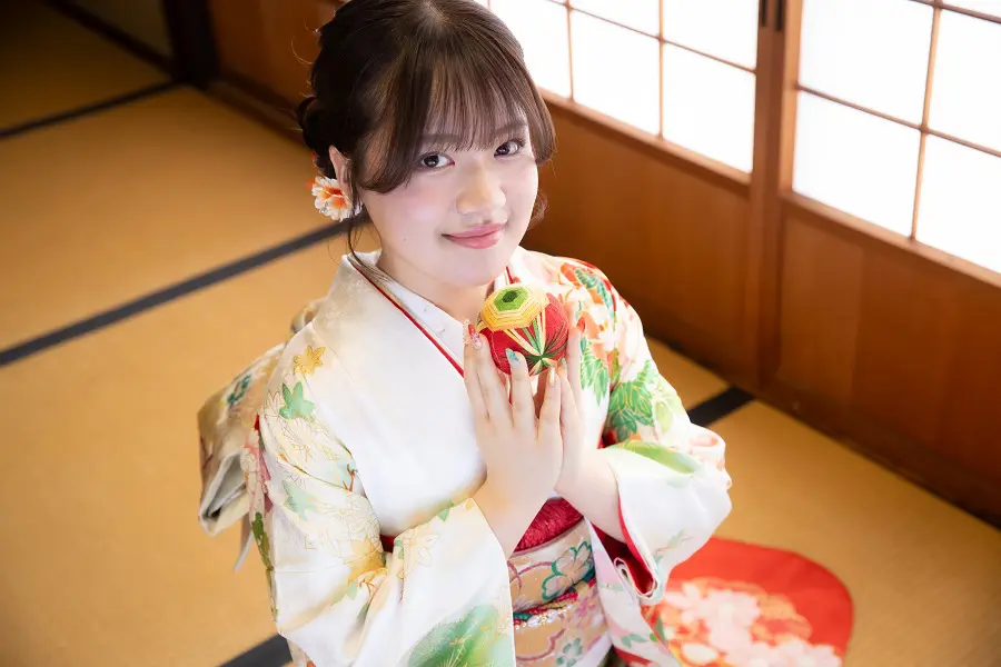 紀久屋でスタジオ撮影する白い振袖を着た女性