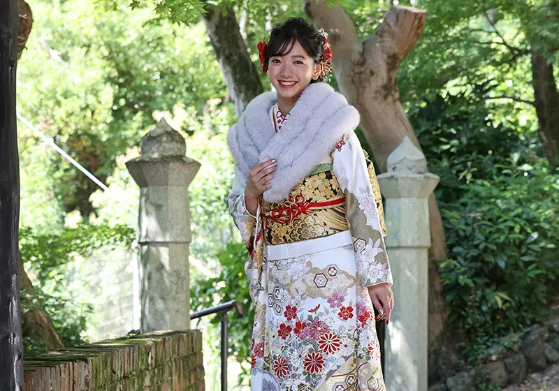 白いショールに白い振袖を着た女性