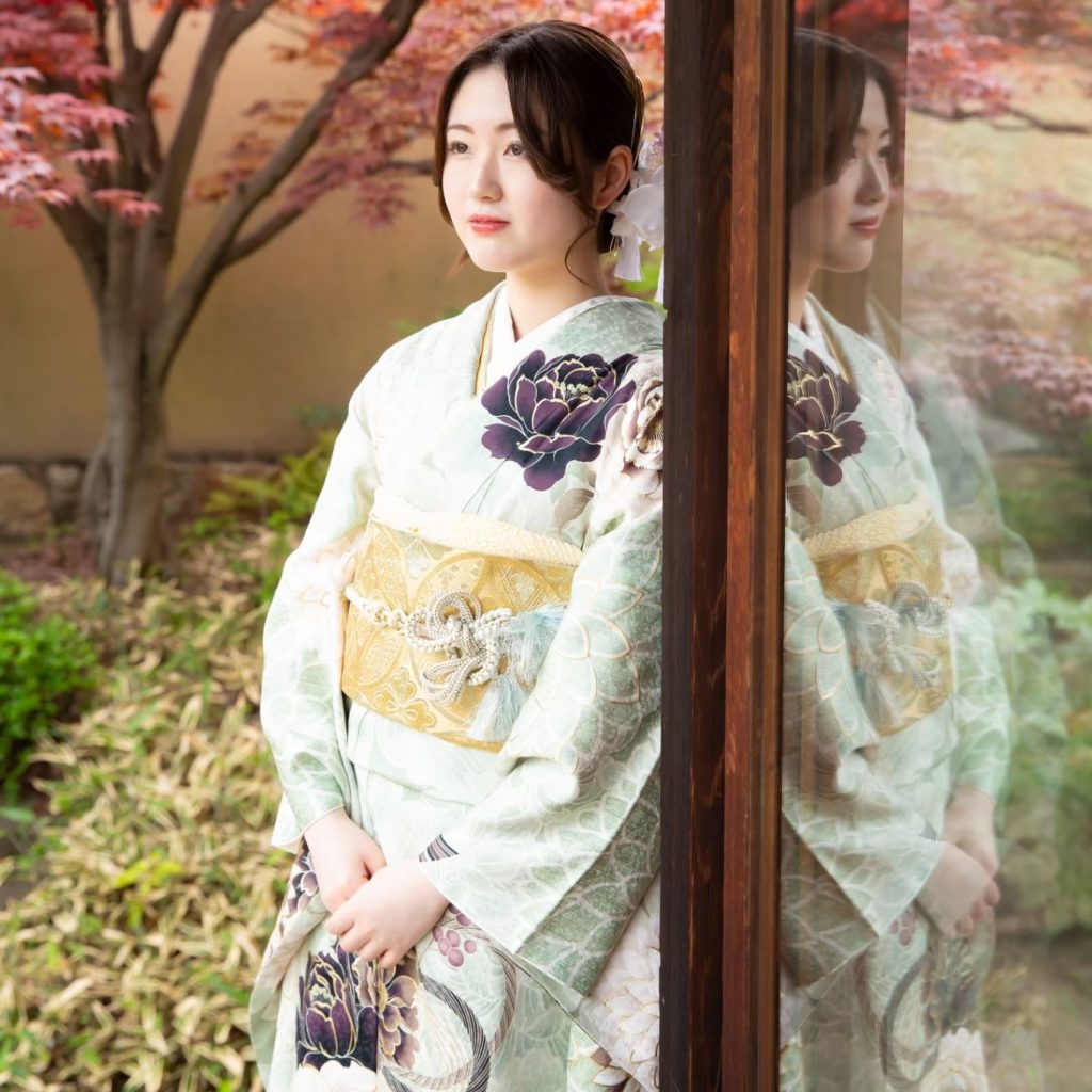 くすみグリーンの振袖を着た女性