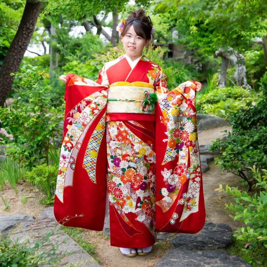 古典柄(束ね熨斗)の赤い振袖を着た女性