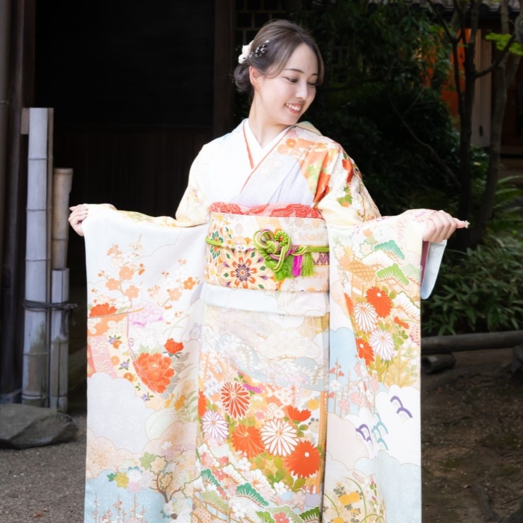 古典柄の水色の振袖を着た女性