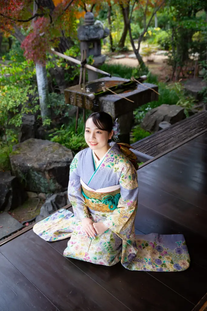 振袖を着て縁側に座る女性