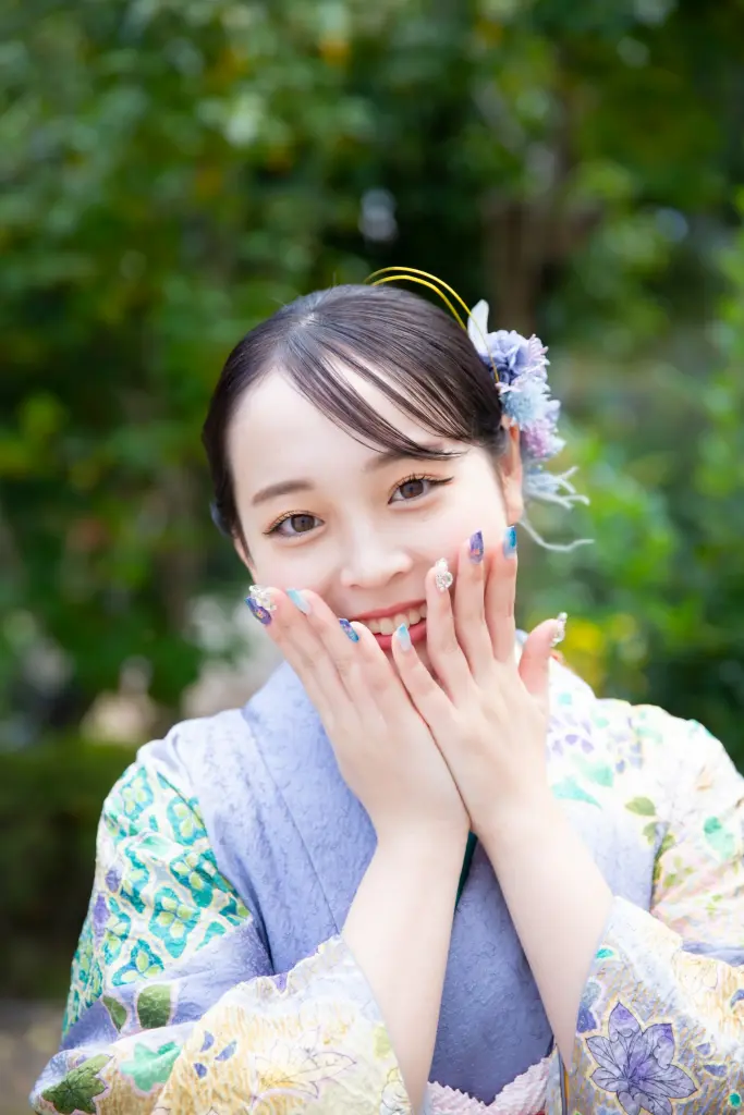 ラベンダーカラーの振袖を着た女性