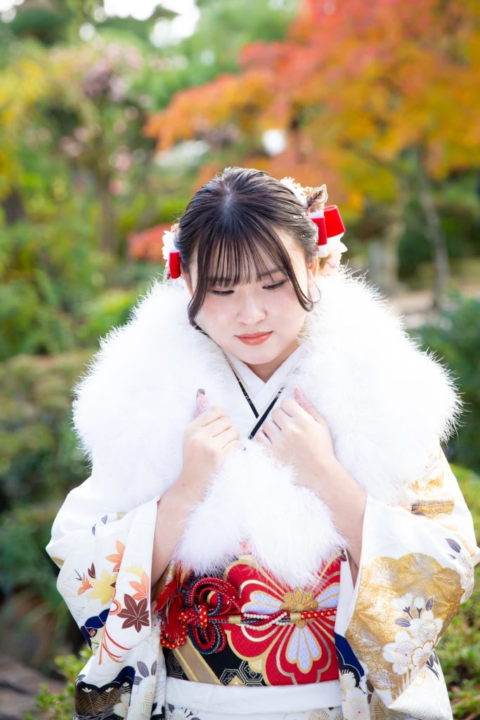 ショールをつけた女性