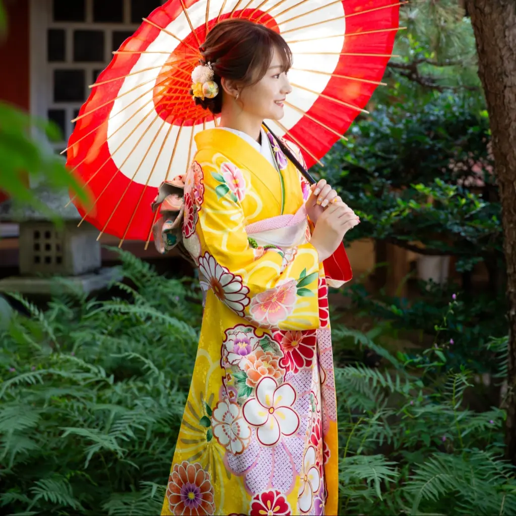 黄色の振袖を着た女性