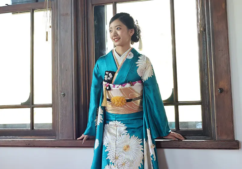 水色の振袖を着た女性