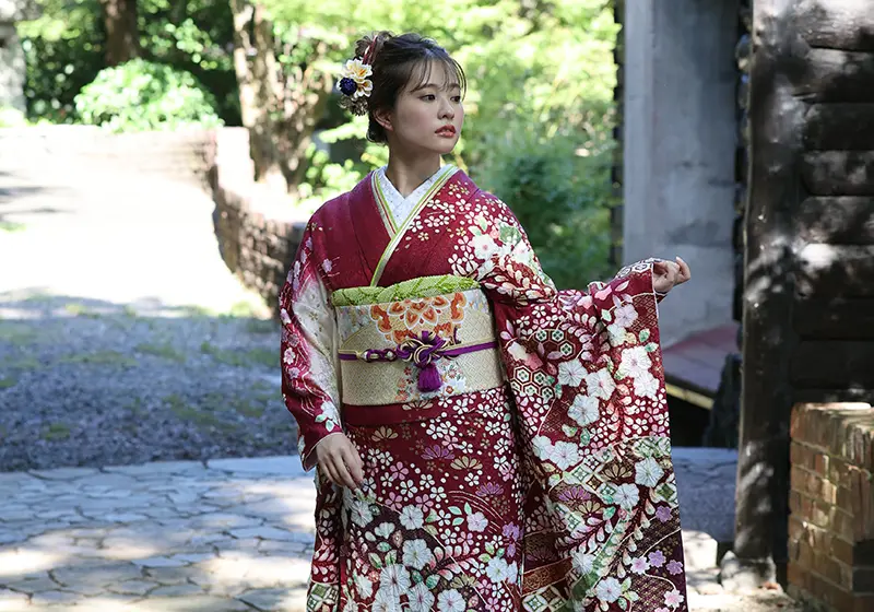 紫色の振袖を着た女性
