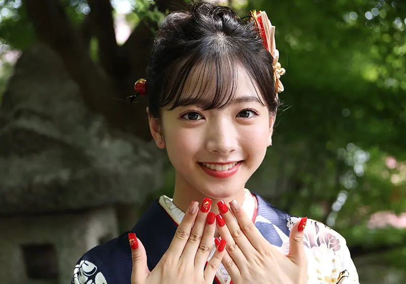 赤い振袖ネイルの女性