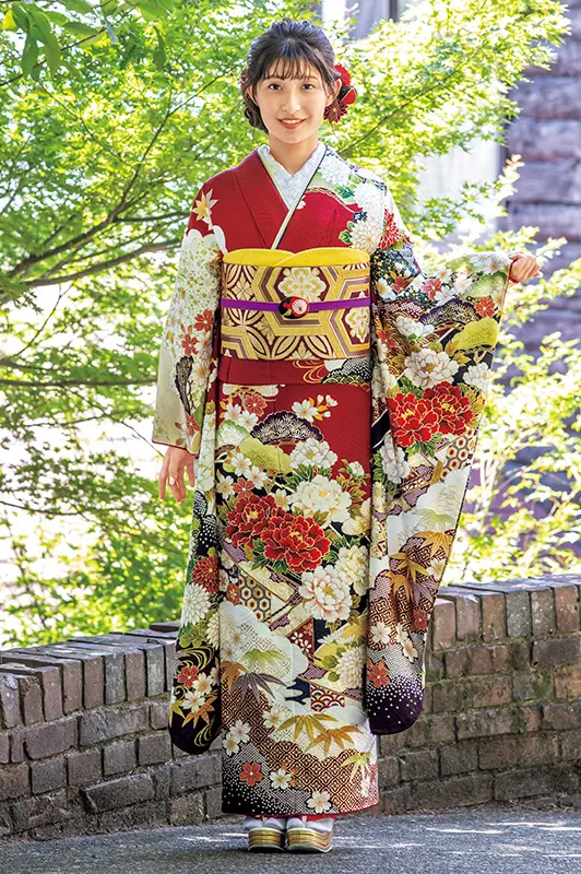 画像:赤い古典柄の振袖を着た女性