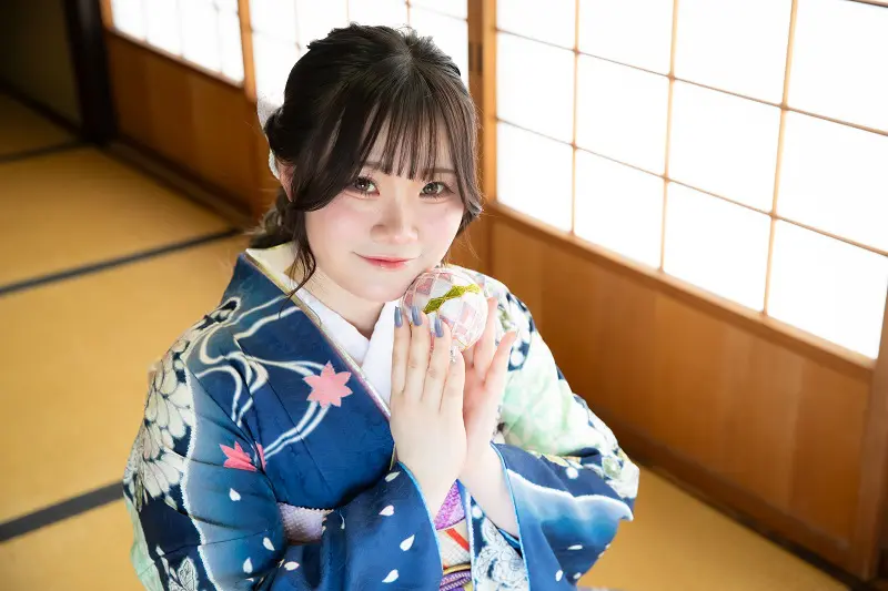 青色の振袖を着た女性