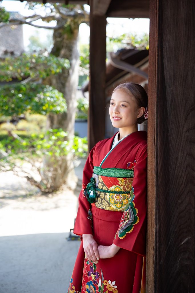 赤色の振袖を着た女性