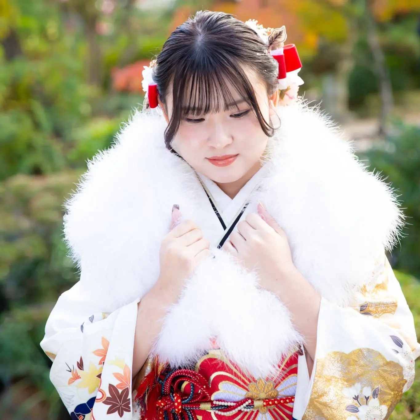 振袖姿でショールをつけた女性