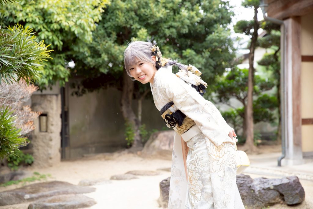 白の振袖の女性