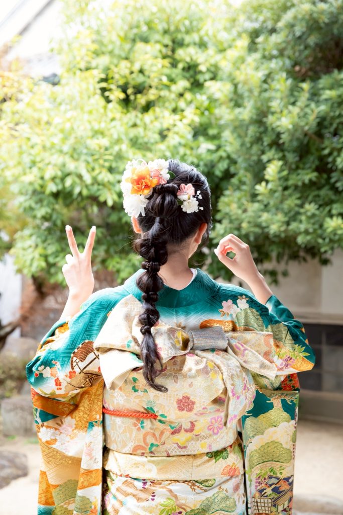 二十歳ポーズをする女性