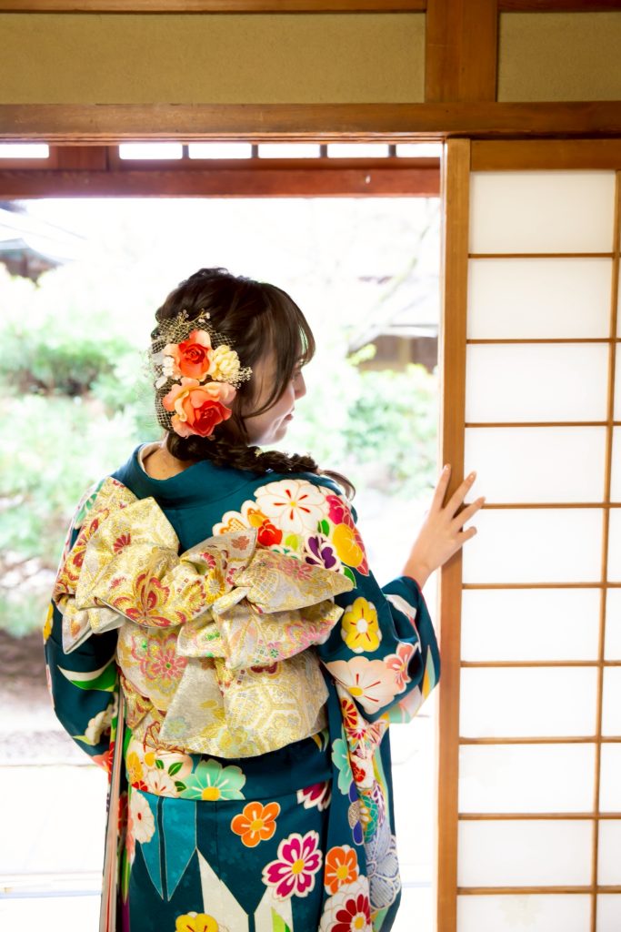 外を見ている女性
