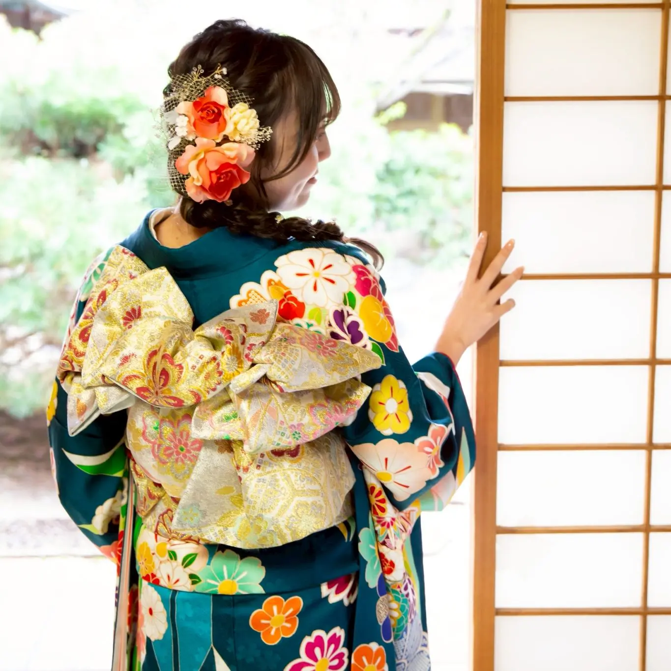 外を見ている女性